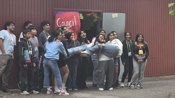 Jóvenes participando en una dinámica